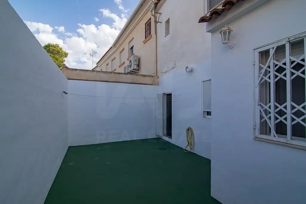 Vista exterior de Casa adosada en venda en Orihuela amb Aire condicionat, Calefacció i Terrassa