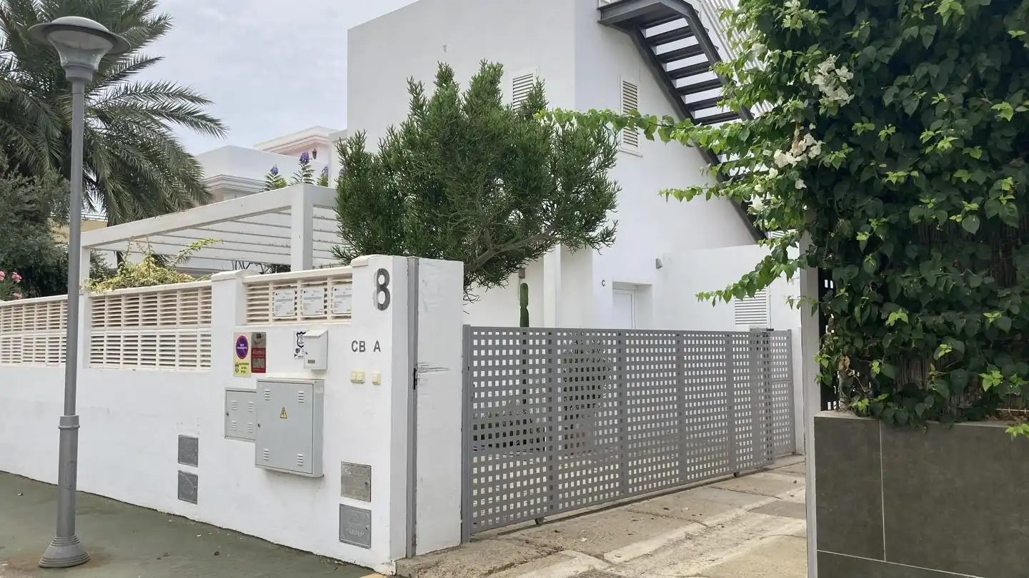 Vista exterior de Casa o xalet de lloguer en Vera amb Aire condicionat, Jardí privat i Terrassa