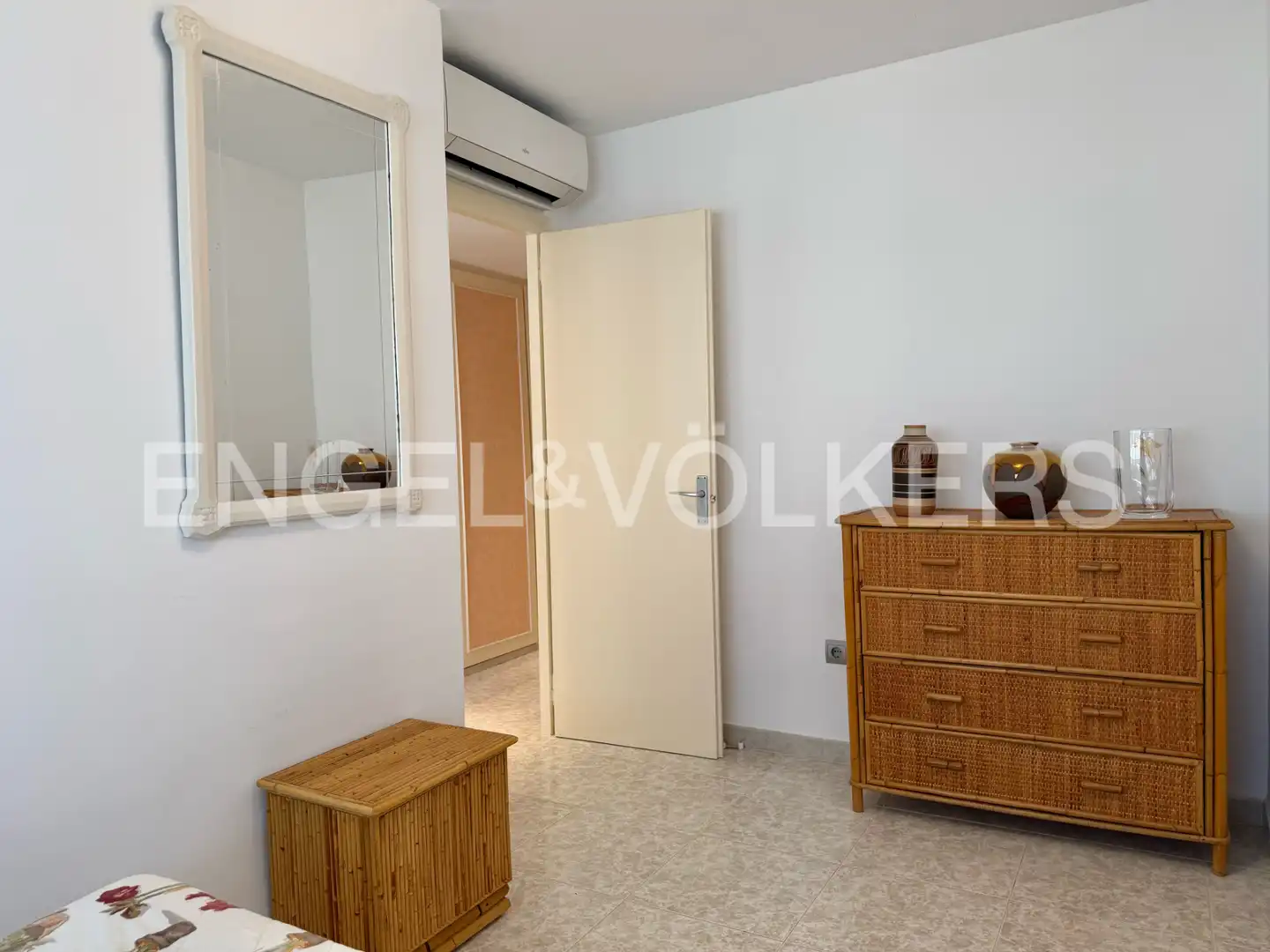 Schlafzimmer von Dachboden zum Verkauf in Salou mit Klimaanlage, Heizung und Terrasse