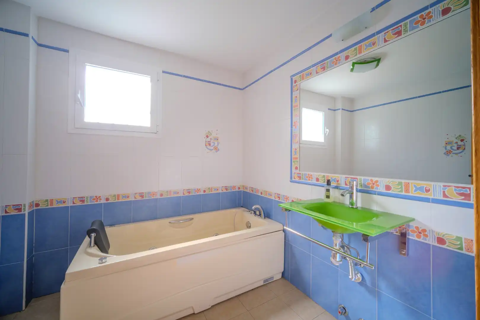 Bany de Casa o xalet en venda en Montequinto amb Jardí privat, Terrassa i Moblat