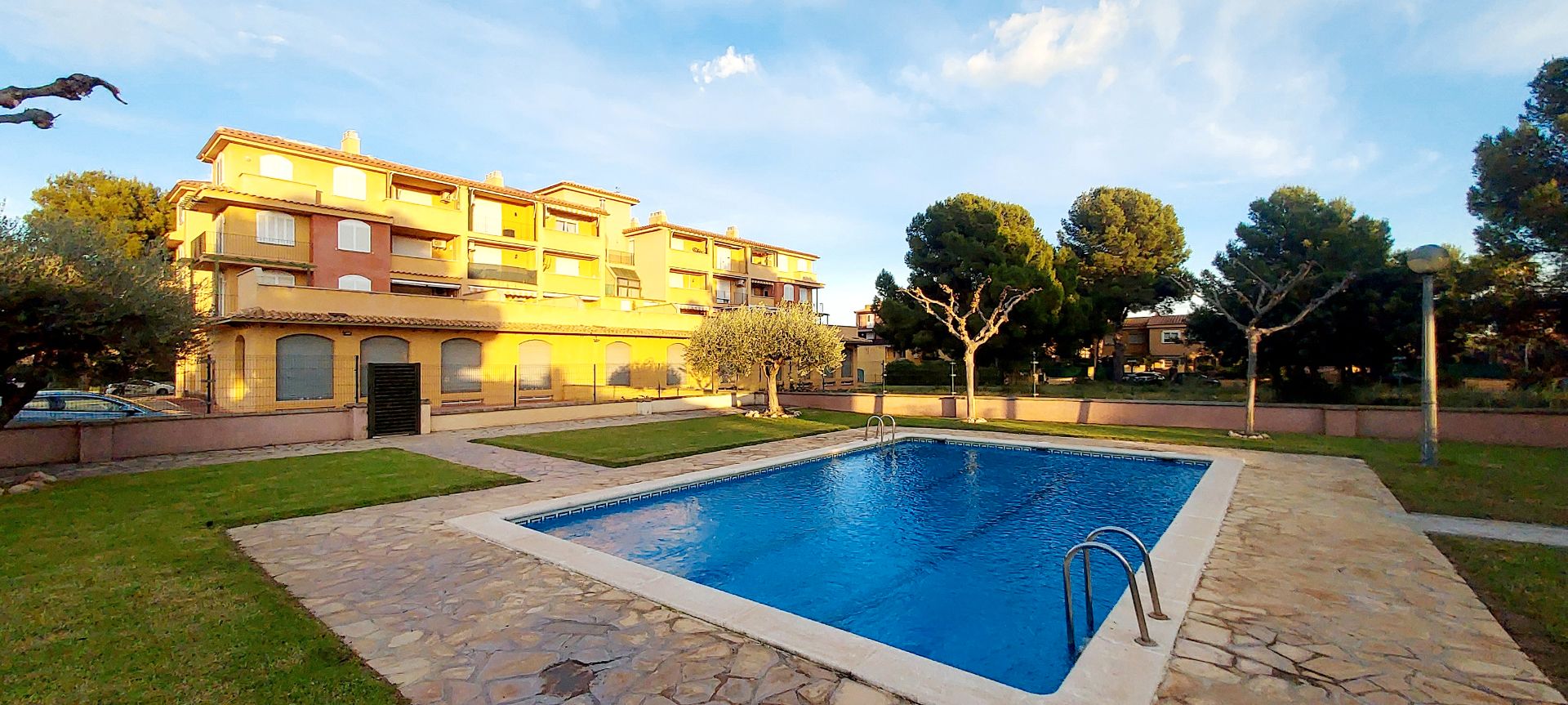 Piscina de Apartament en venda en Mont-roig del Camp amb Terrassa, Forn i Rentadora