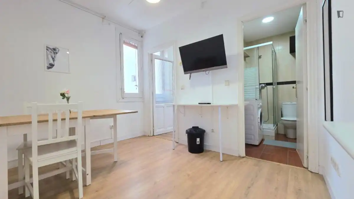 Dormitori de Apartament de lloguer en Madrid amb Moblat, Forn i Rentadora