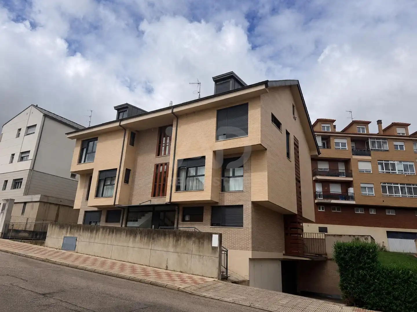 Vista exterior de Dúplex en venta en Villaquilambre con Calefacción