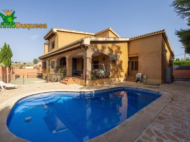 Chalet con balcón en venta en Villa de Otura