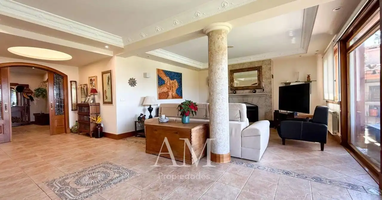 Sala d'estar de Casa o xalet en venda en Vigo  amb Calefacció, Jardí privat i Terrassa