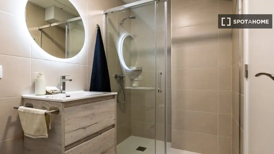 Baño de Piso de alquiler en Valencia con Aire acondicionado, Calefacción y Amueblado