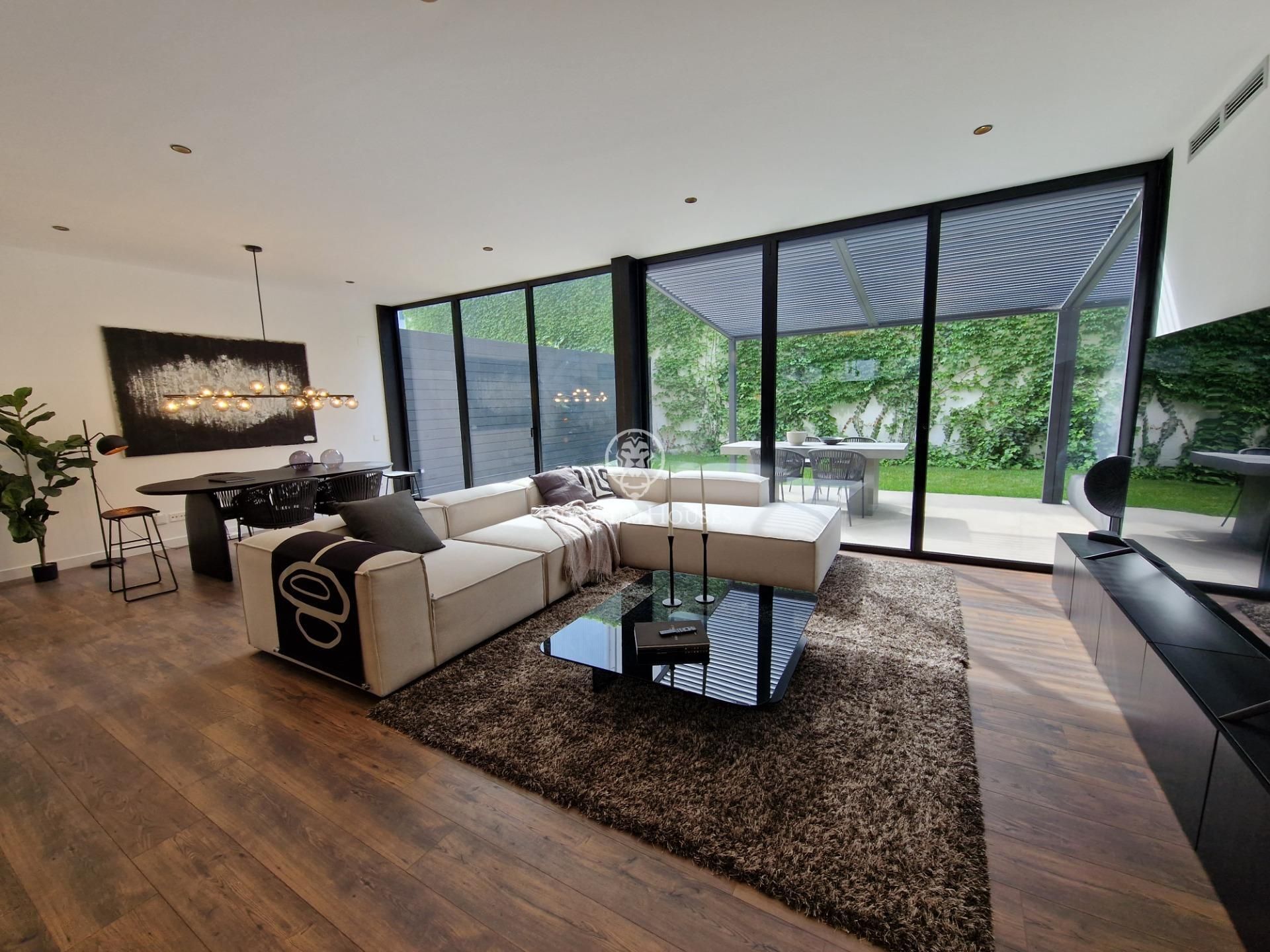 Sala d'estar de Planta baixa en venda en  Barcelona Capital amb Jardí privat, Terrassa i Piscina comunitària