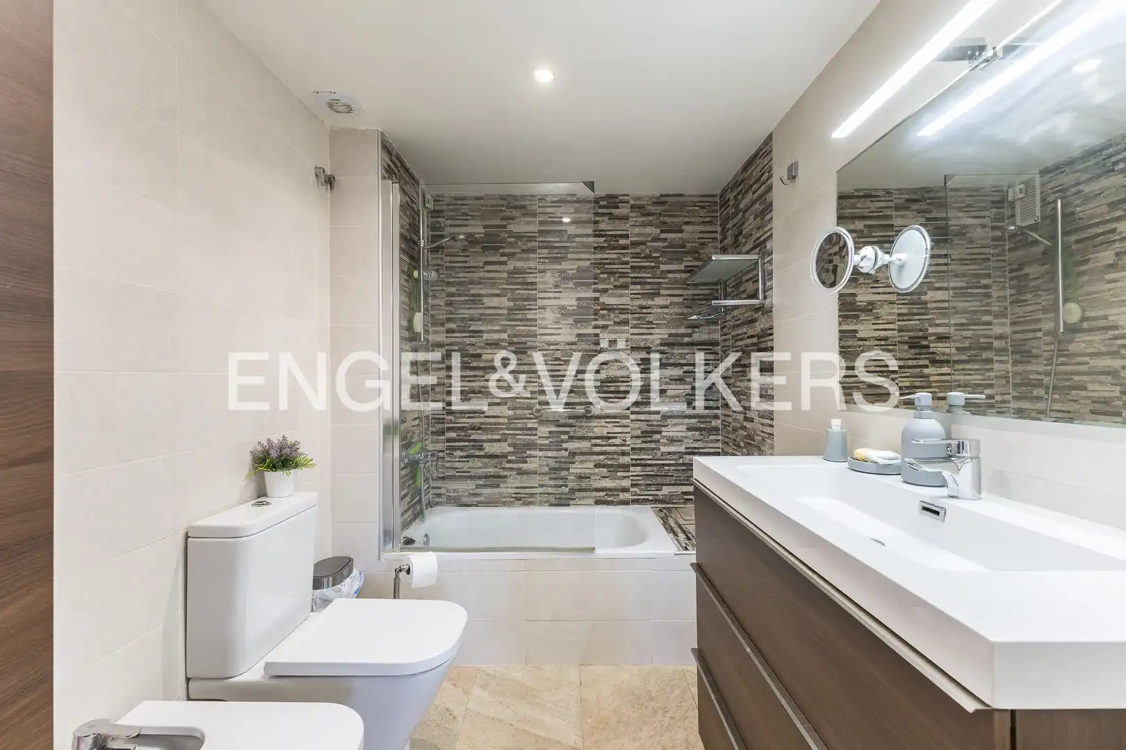 Badezimmer von Wohnung zum Verkauf in Esplugues de Llobregat mit Klimaanlage, Heizung und Parkett