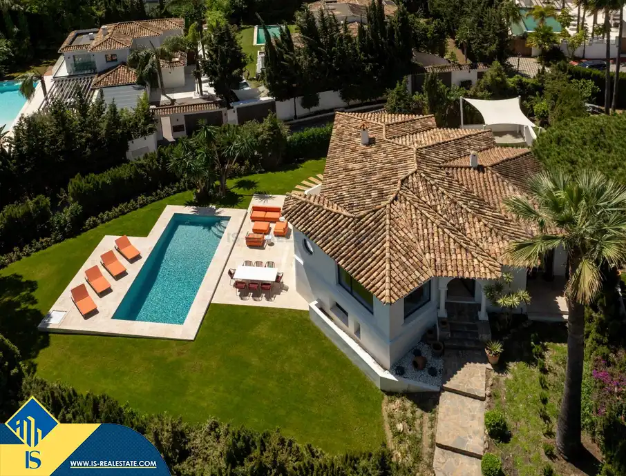 Vista exterior de Casa o chalet en venta en Marbella con Terraza, Piscina y Amueblado