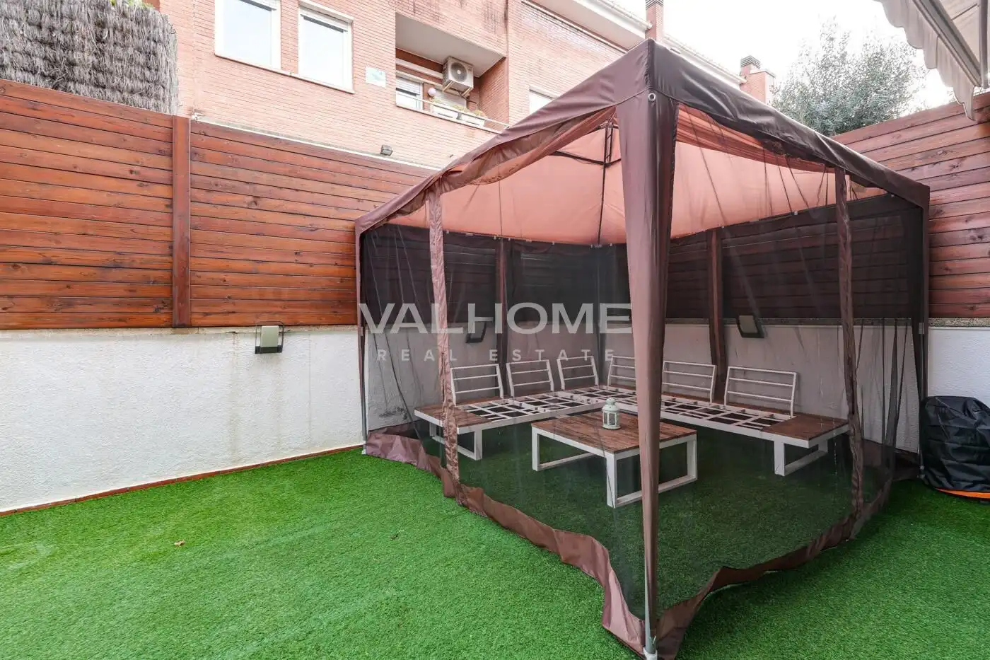 Terrasse von Einfamilien-Reihenhaus zum Verkauf in Sant Cugat del Vallès mit Heizung, Privatgarten und Parkett