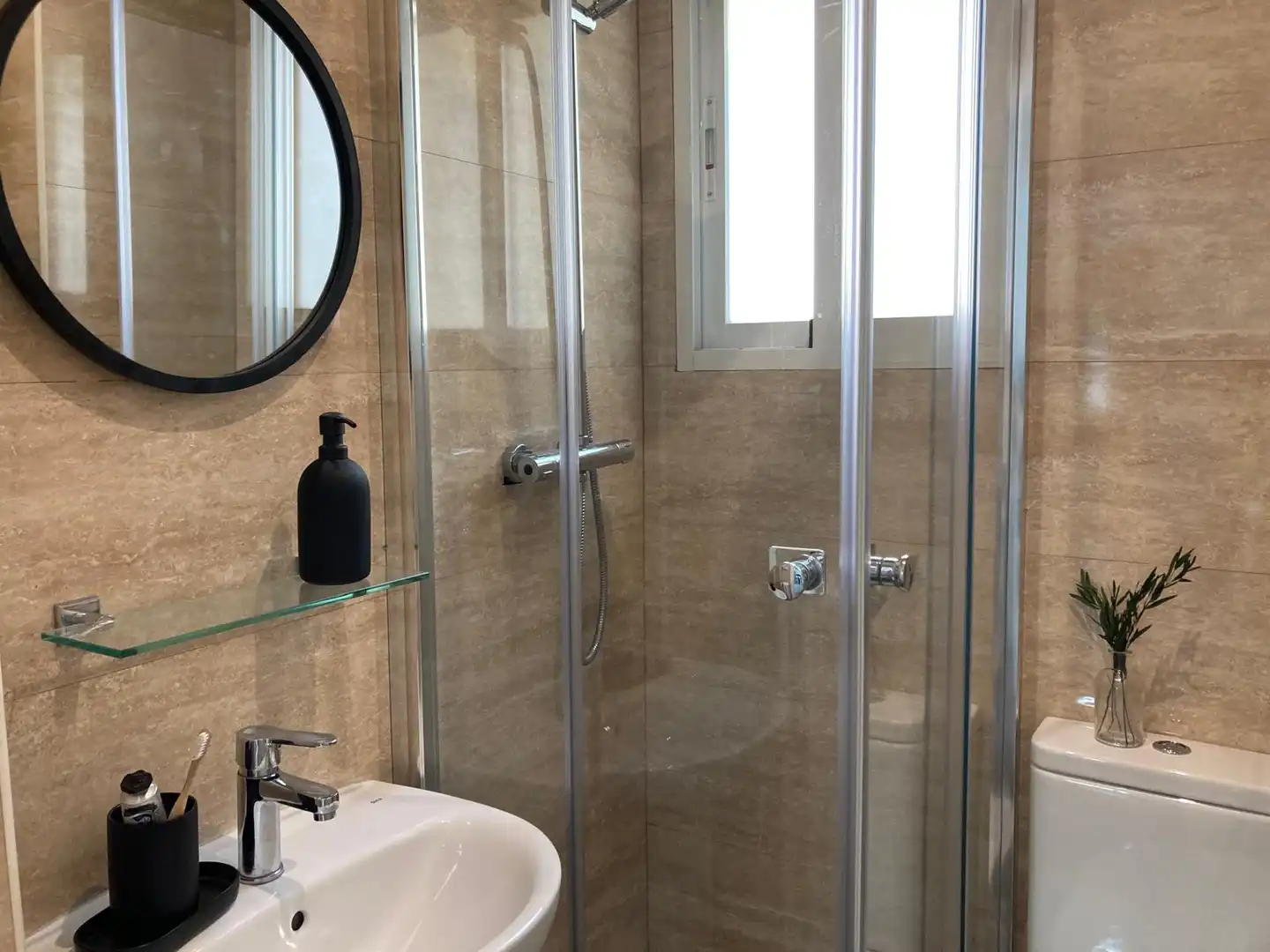 Bany de Apartament de lloguer en Madrid amb Aire condicionat, Calefacció i Moblat