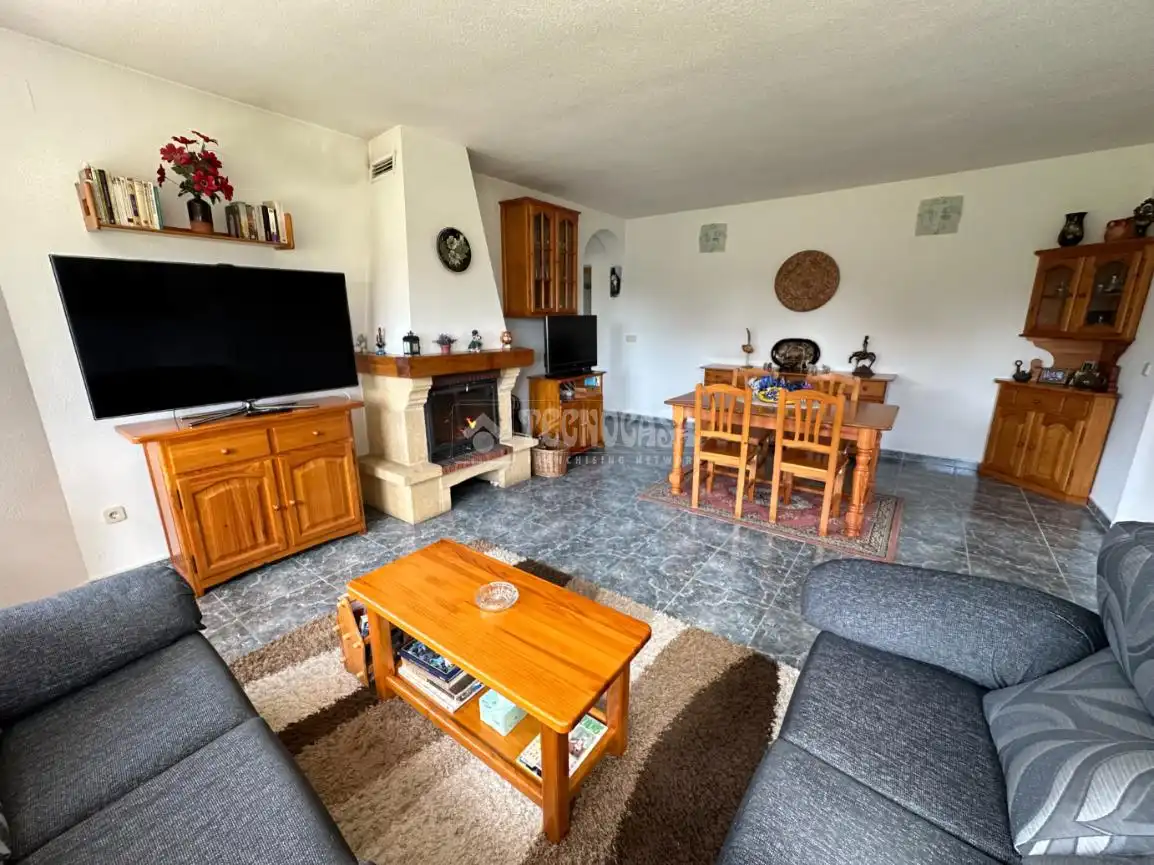 Sala d'estar de Finca rústica en venda en Málaga del Fresno amb Calefacció, Piscina i Moblat
