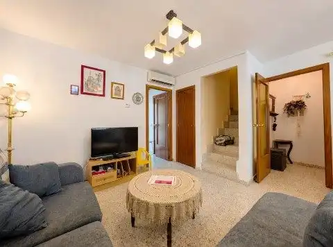Sala d'estar de Casa adosada en venda en La Puebla de Híjar amb Calefacció, Terrassa i Traster