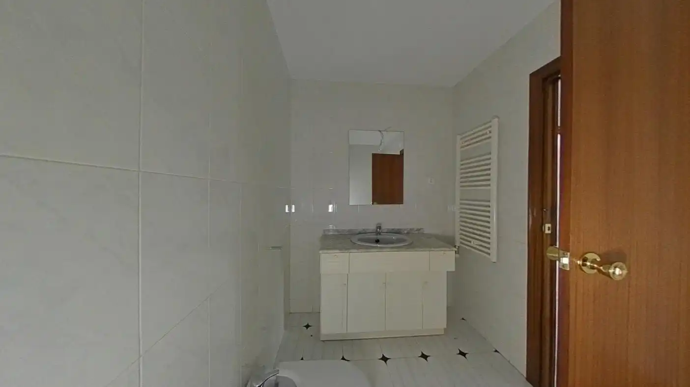 Bathroom of Flat for sale in Barberà del Vallès