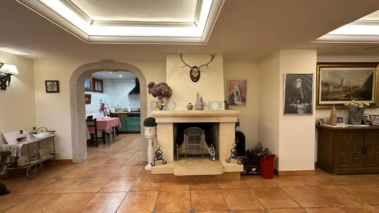 Sala d'estar de Casa o xalet en venda en Mansilla de las Mulas amb Calefacció, Jardí privat i Piscina