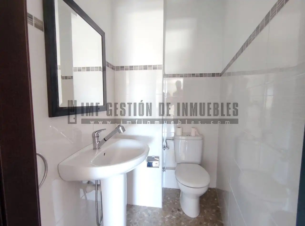 Baño de Oficina de alquiler en Vélez-Málaga