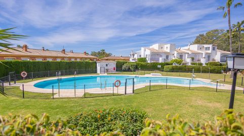Foto 2 de Casa adosada en venta en Avenida Pernet, Nueva Atalaya, Estepona