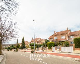 Vista exterior de Casa o xalet en venda en Arroyo de la Encomienda amb Aire condicionat, Calefacció i Jardí privat