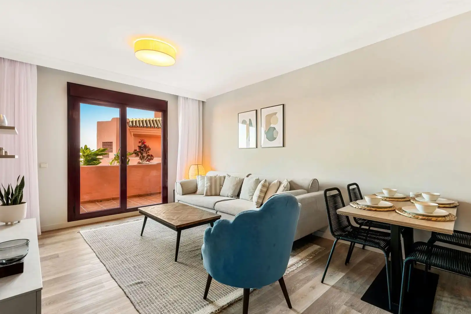 Sala d'estar de Apartament en venda en Benahavís amb Piscina comunitària
