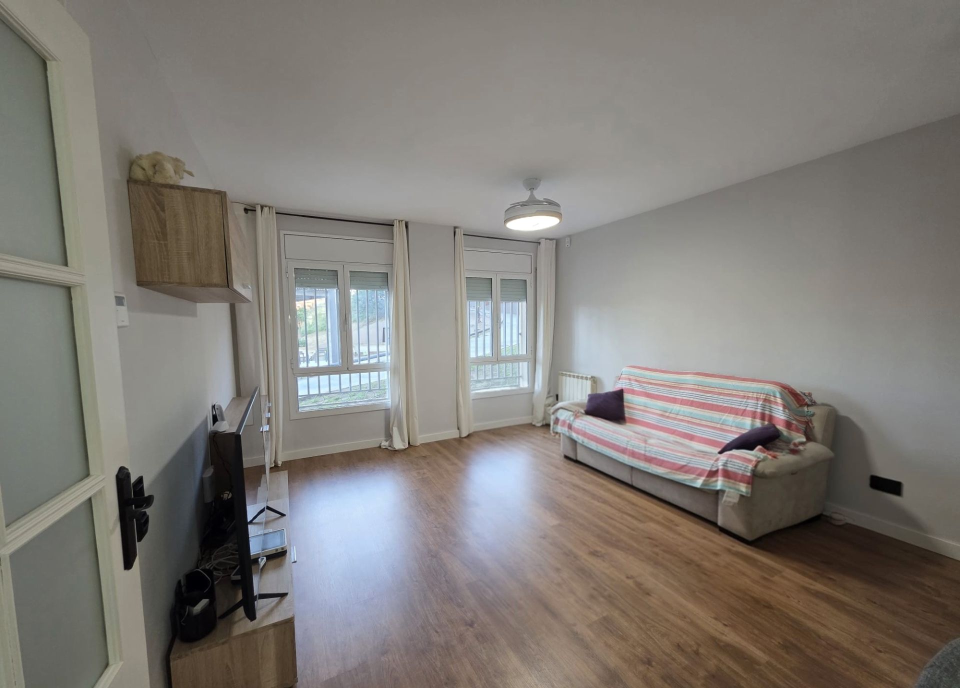Living room of Flat for sale in  Barcelona Capital  with Heating, Parquet flooring and Oven
