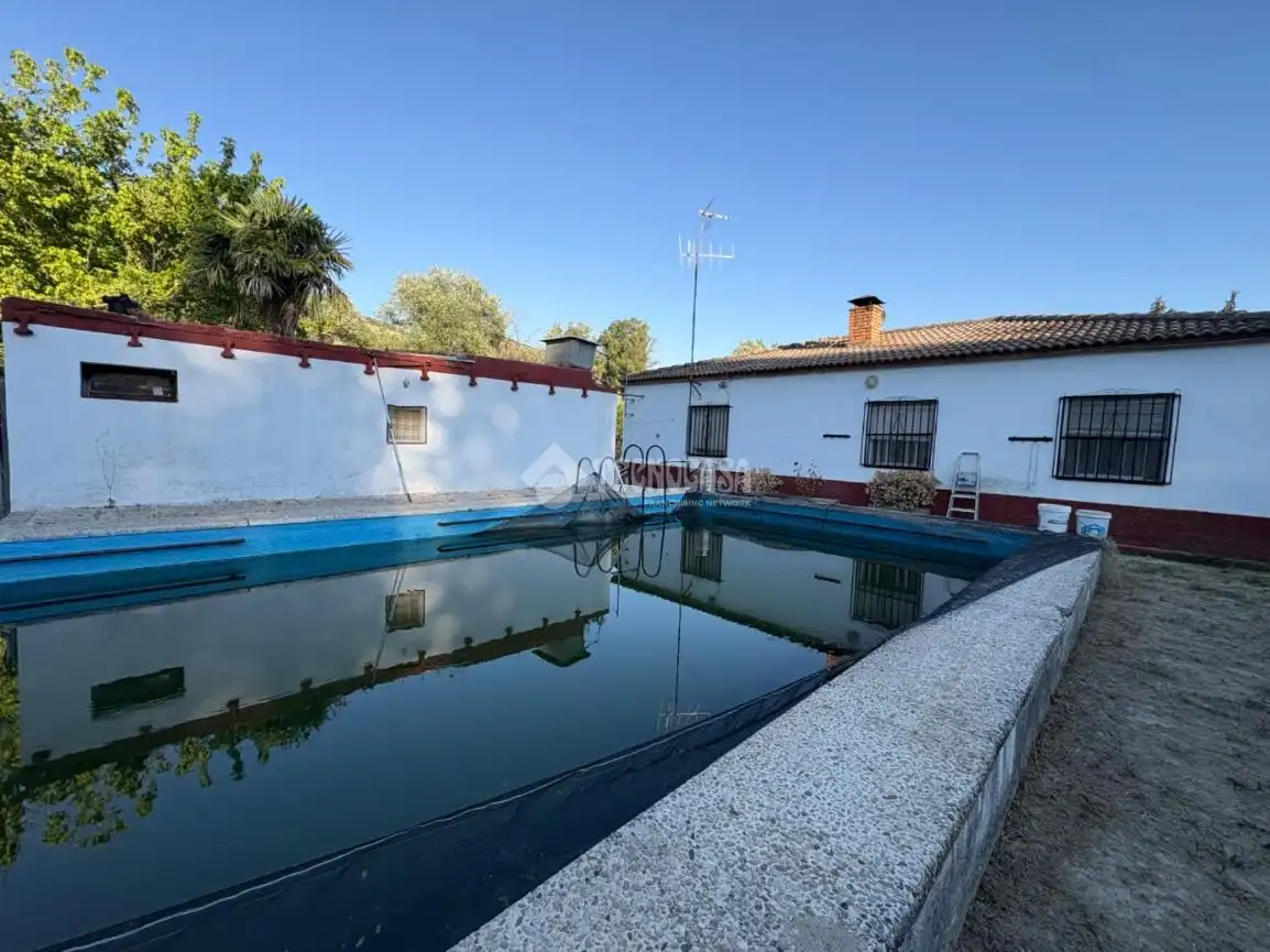 Vista exterior de Finca rústica en venda en Jaén amb Traster i Piscina