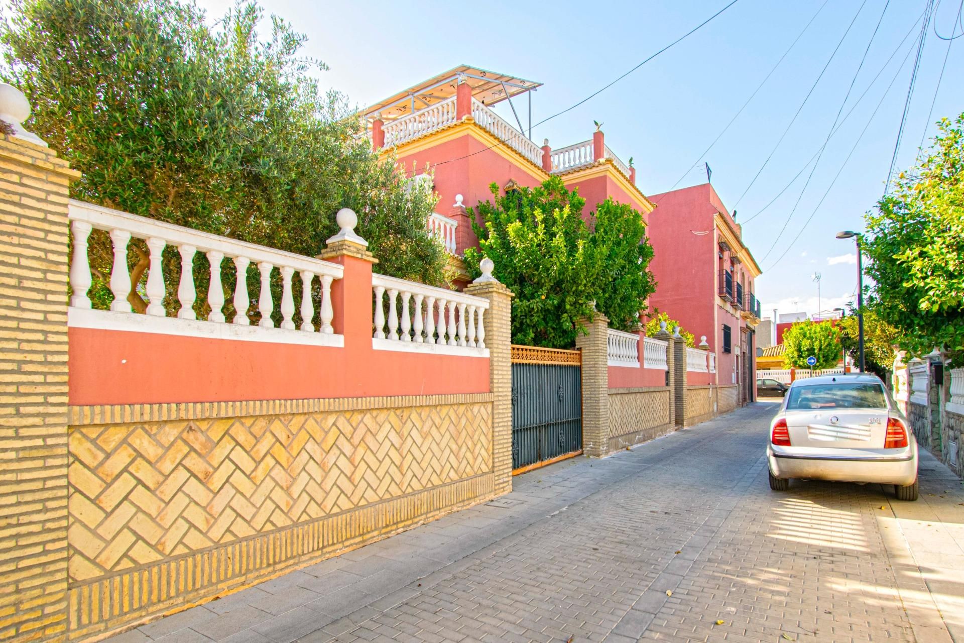 Vista exterior de Casa adosada en venda en Alcalá de Guadaira amb Aire condicionat, Jardí privat i Terrassa