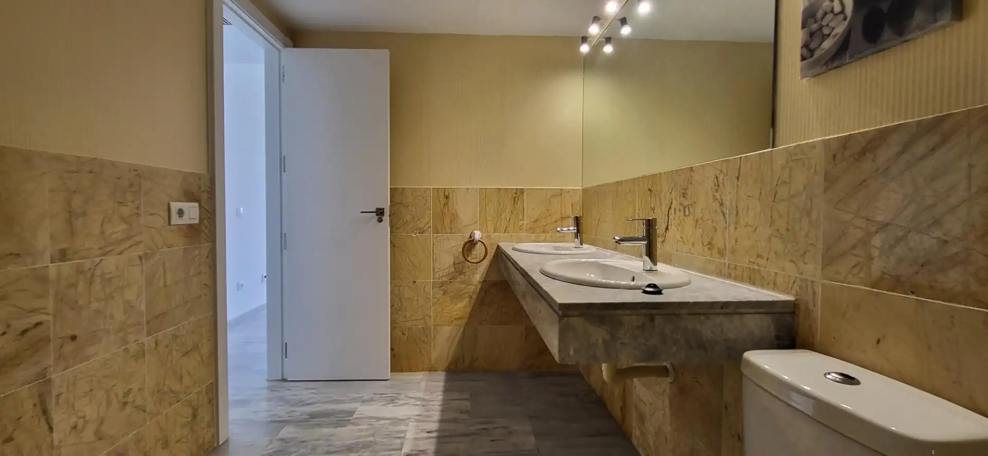 Bany de Apartament de lloguer en Marbella amb Jardí privat, Terrassa i Moblat