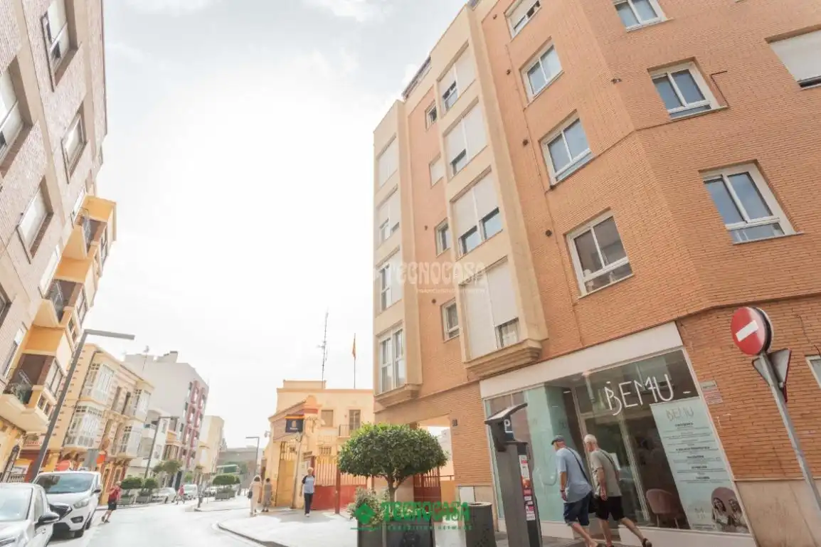 Vista exterior de Pis en venda en Almería amb Aire condicionat
