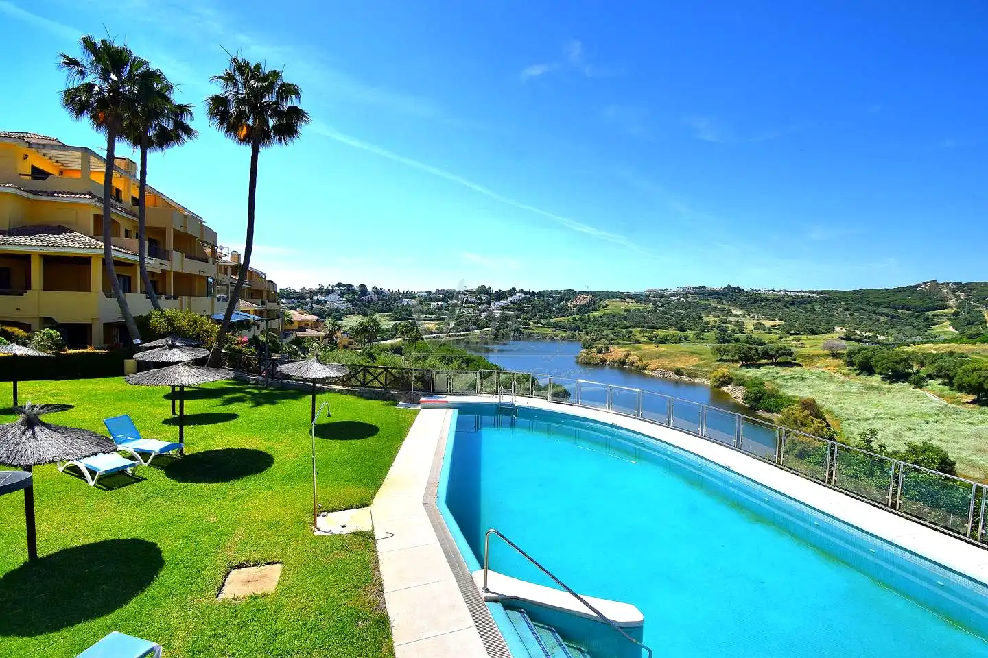 Piscina de Àtic en venda en Sotogrande amb Aire condicionat, Terrassa i Traster