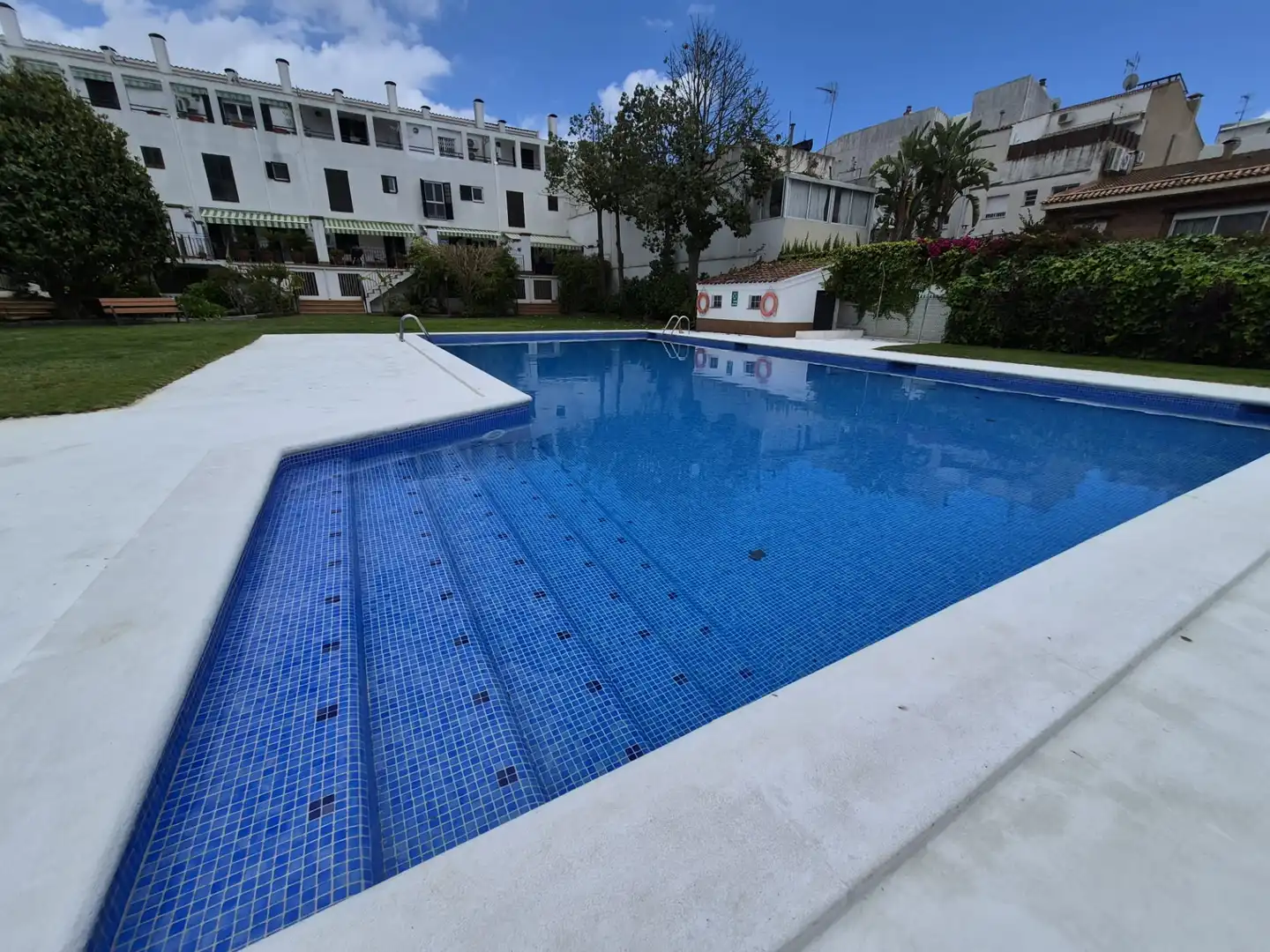 Schwimmbecken von Einfamilien-Reihenhaus zum Verkauf in Calella mit Klimaanlage, Heizung und Privatgarten