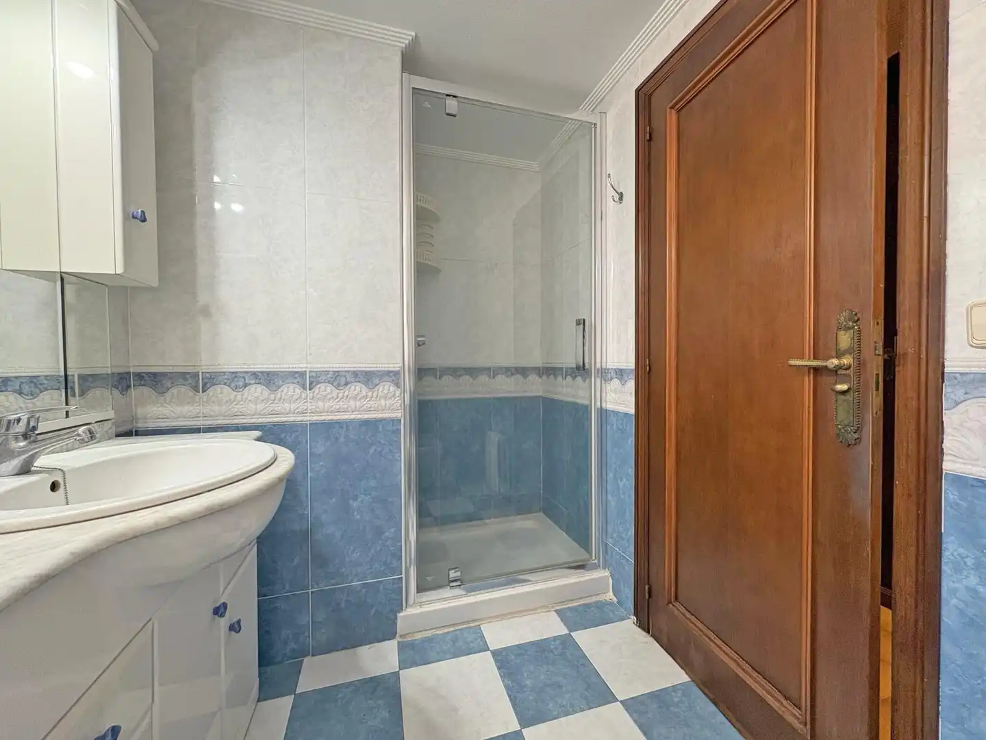 Badezimmer von Wohnung zum Verkauf in Alicante / Alacant mit Klimaanlage, Heizung und Terrasse