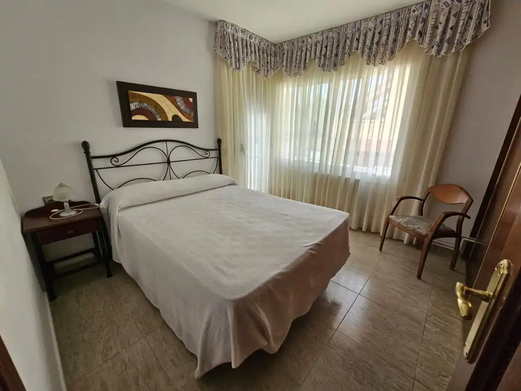 Schlafzimmer von Einfamilien-Reihenhaus zum Verkauf in Calafell mit Klimaanlage, Heizung und Privatgarten