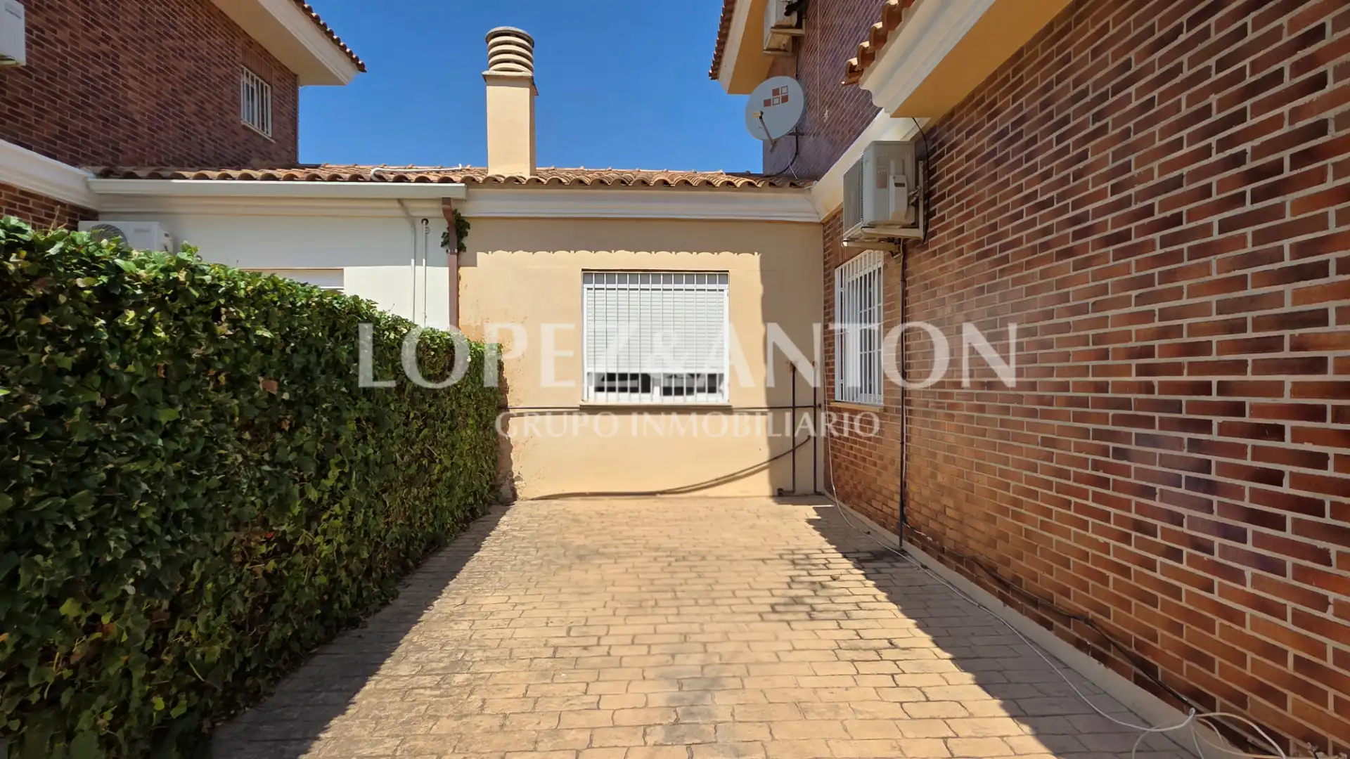 Vista exterior de Casa o chalet en venta en L'Eliana con Aire acondicionado, Calefacción y Jardín privado