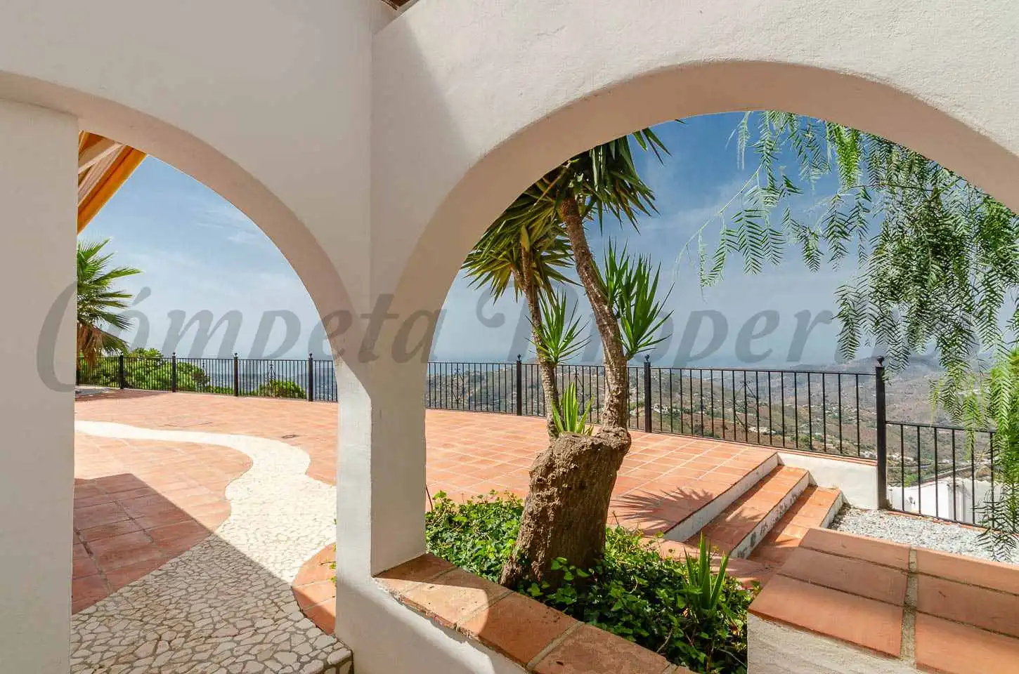 Country house with garden for sale in Cómpeta