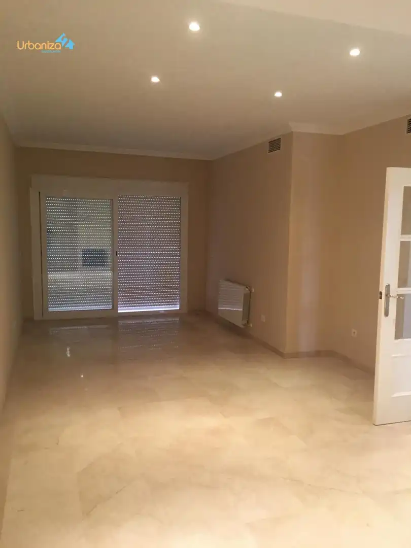 Casa adosada en venta en Badajoz Capital con Calefacción, Terraza y Piscina comunitaria