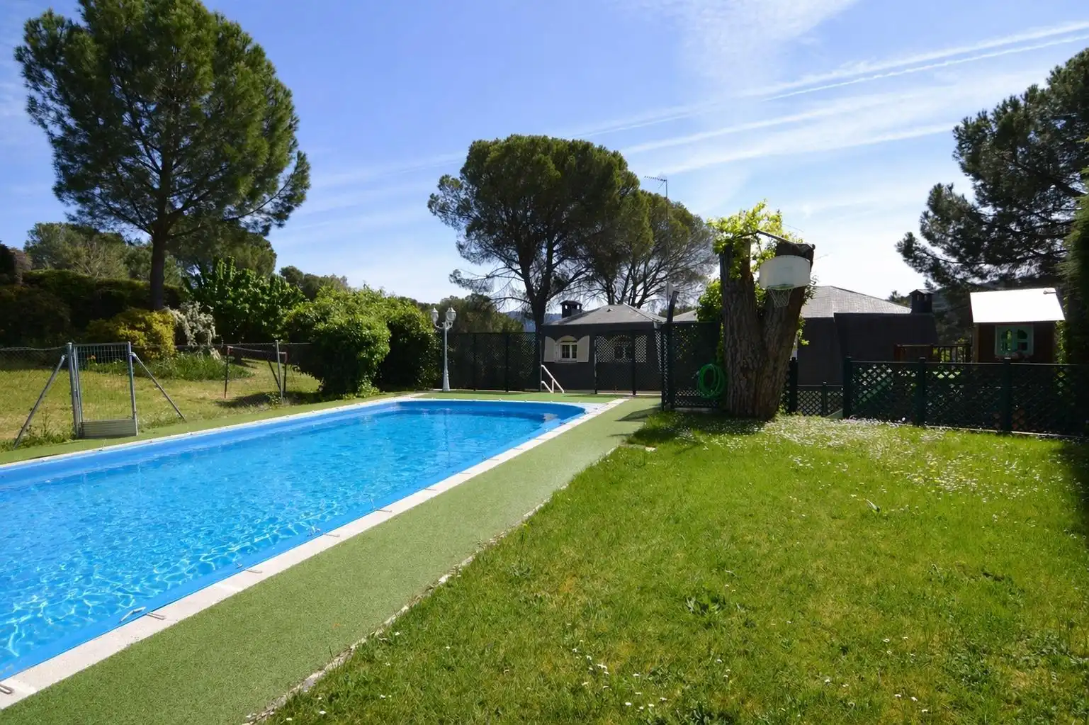 Piscina de Casa o xalet en venda en San Martín de Valdeiglesias amb Jardí privat, Terrassa i Traster