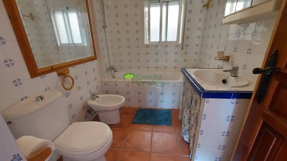 Baño de Finca rústica en venta en Vélez-Málaga con Aire acondicionado, Terraza y Trastero