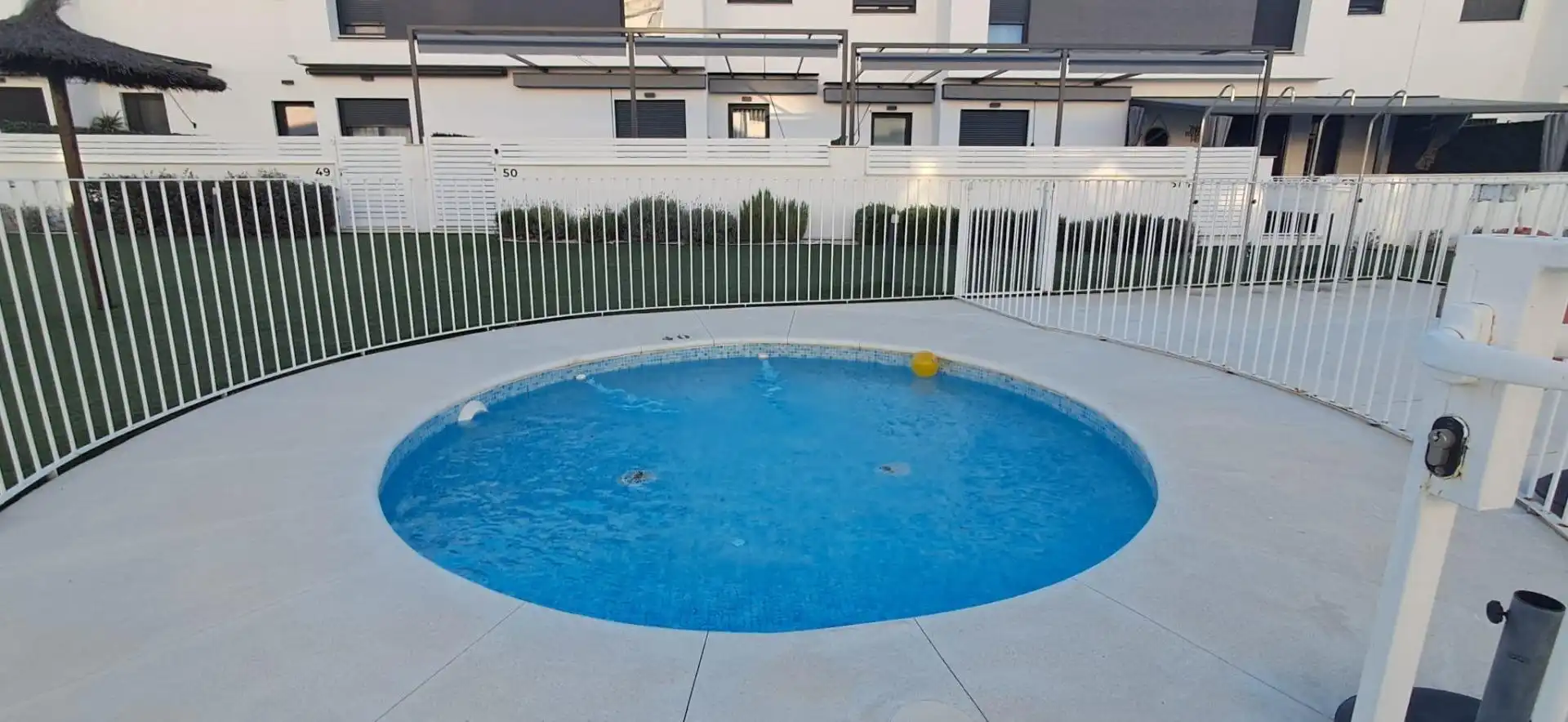 Piscina de Casa adosada en venda en Dos Hermanas amb Aire condicionat, Jardí privat i Parquet