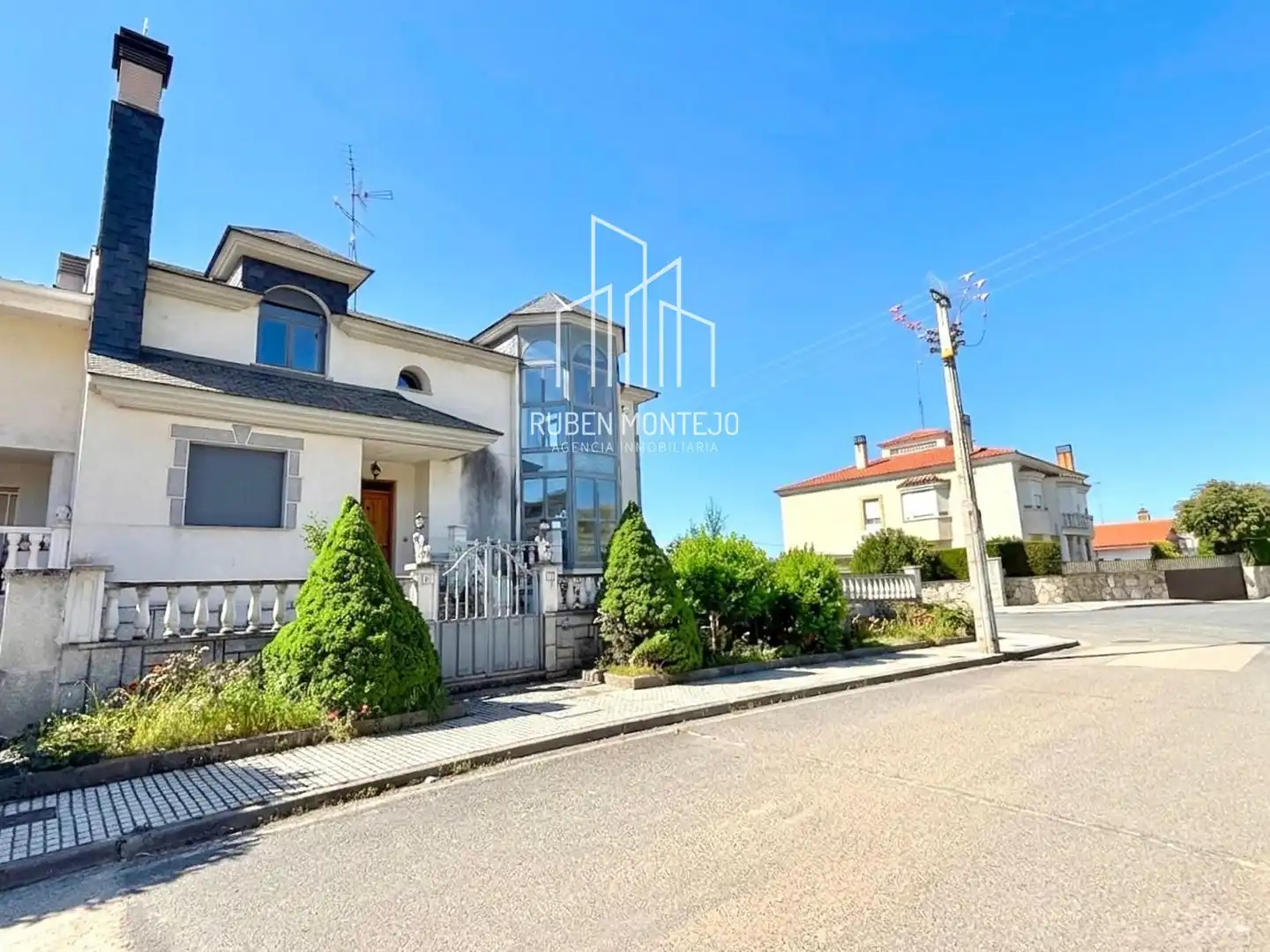 Vista exterior de Casa adosada en venda en Cabrerizos amb Calefacció, Jardí privat i Terrassa