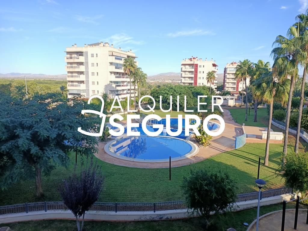 Vista exterior de Pis de lloguer en Elche / Elx amb Aire condicionat, Terrassa i Piscina