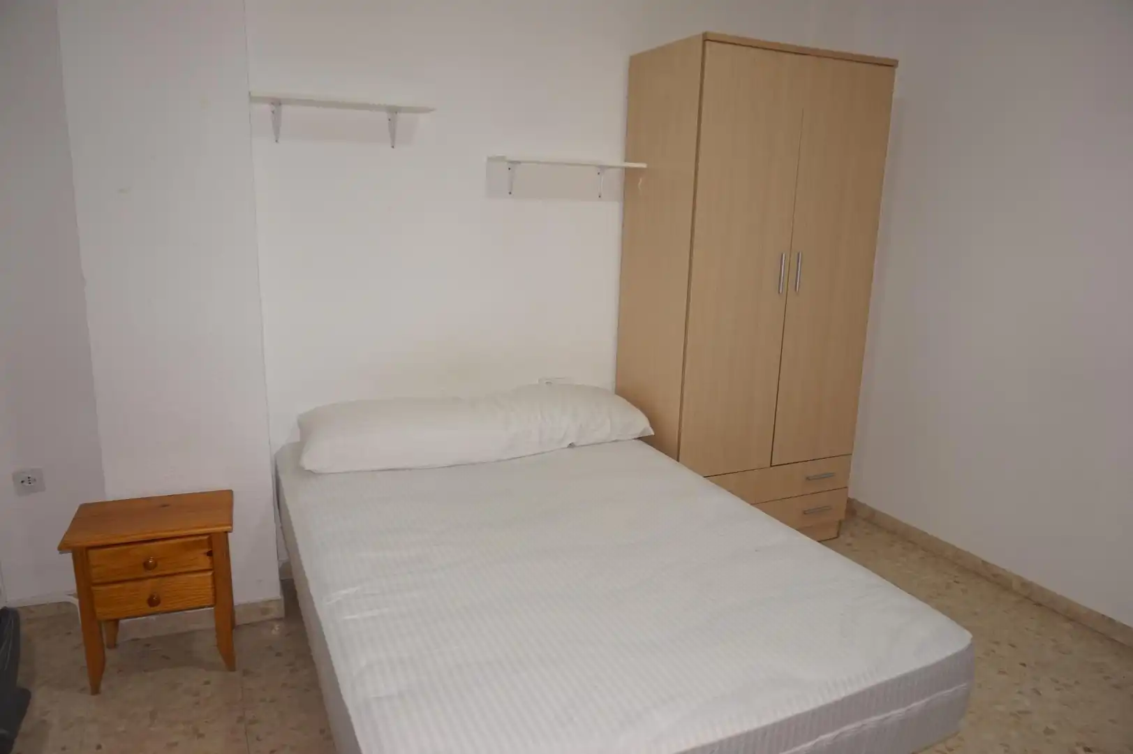 Dormitori de Pis de lloguer en Granada amb Calefacció i Moblat