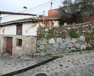 Vista exterior de Finca rústica en venda en Guisando amb Jardí privat