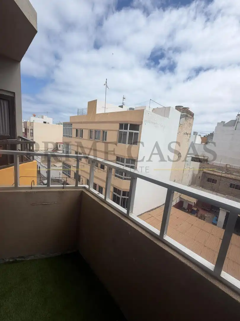 Vista exterior de Ático en venta en Las Palmas de Gran Canaria con Balcón