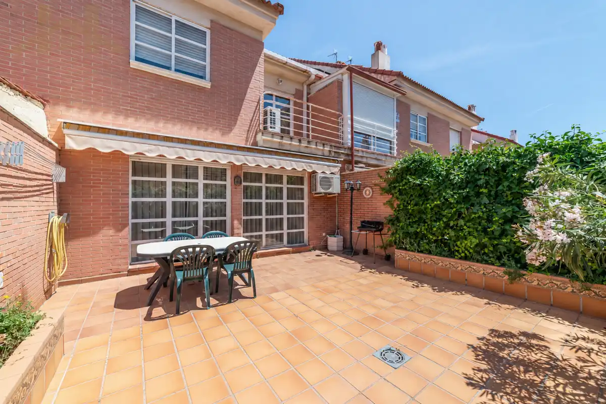 Terrassa de Casa adosada en venda en Leganés amb Aire condicionat, Calefacció i Jardí privat