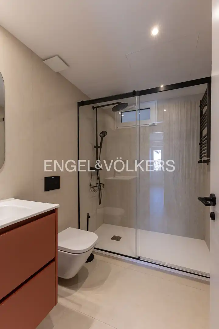 Bathroom of Flat for sale in Madrid  with Air Conditioner, Heating and Storage room