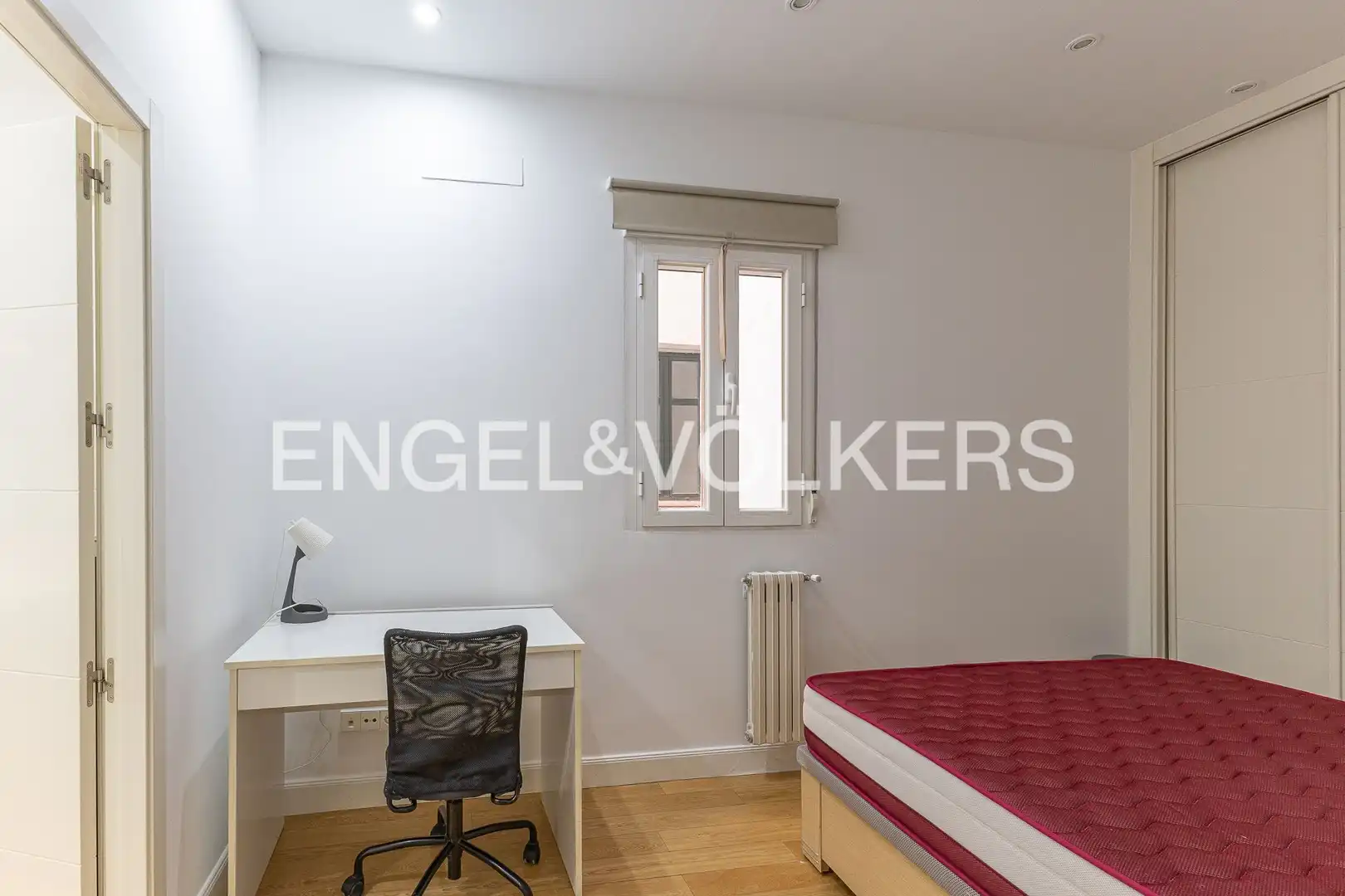 Schlafzimmer von Wohnung zur Miete in Madrid mit Heizung, Möbliert und Balkon