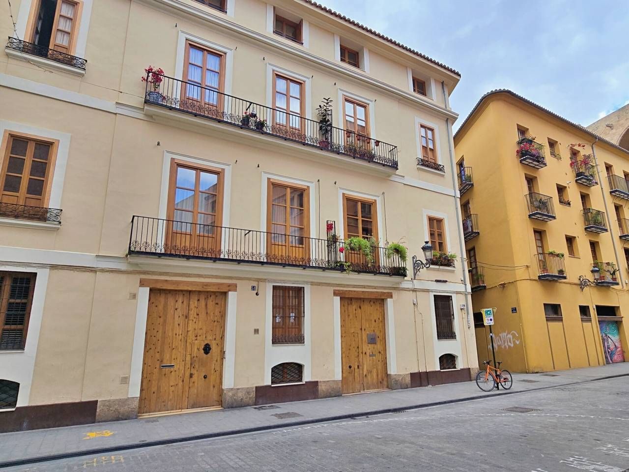 Exterior view of Premises for sale in  Valencia Capital  with Air Conditioner