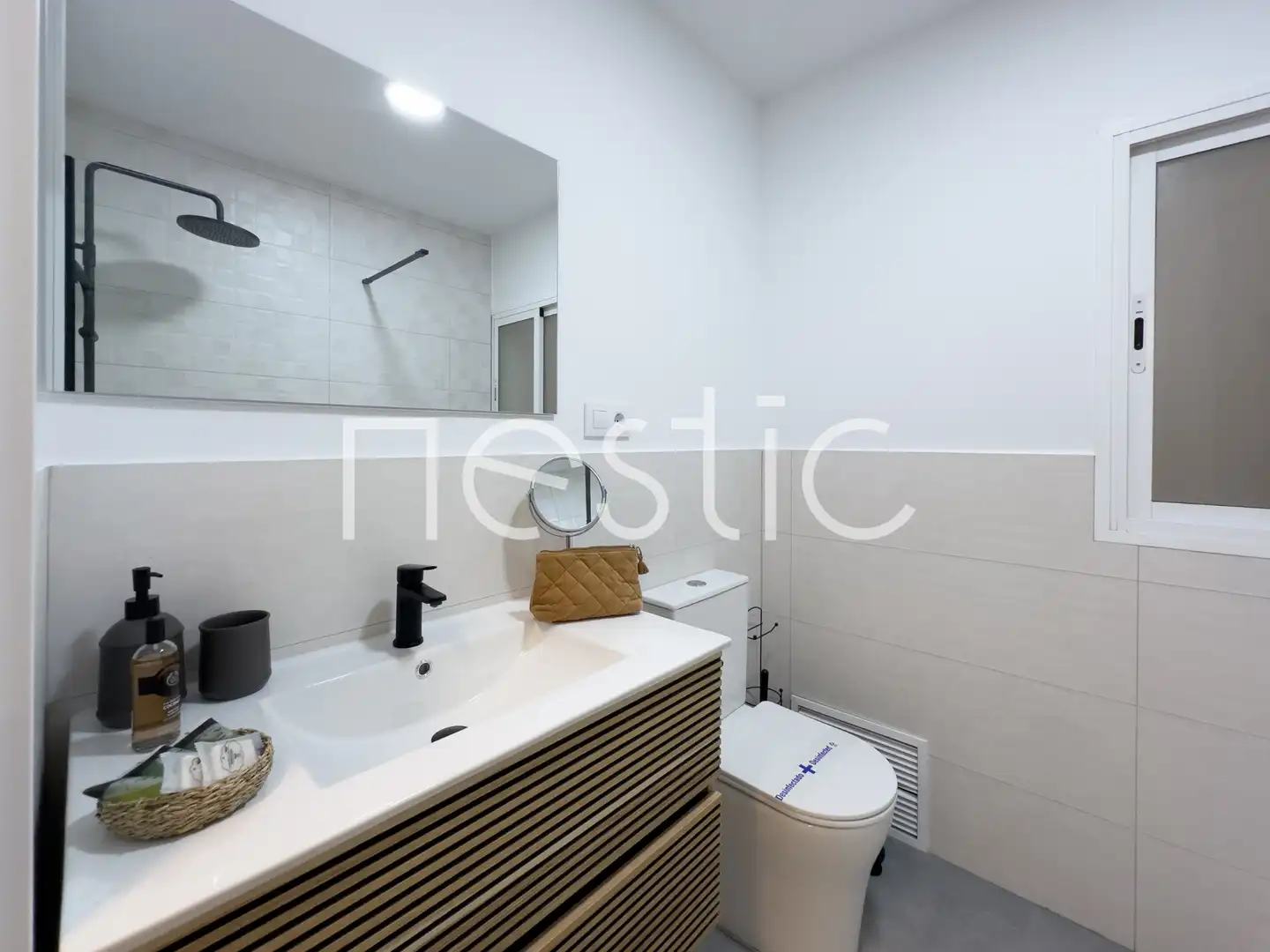 Bathroom of Apartments for rent in Madrid  with Heating, Furnished and Washing machine