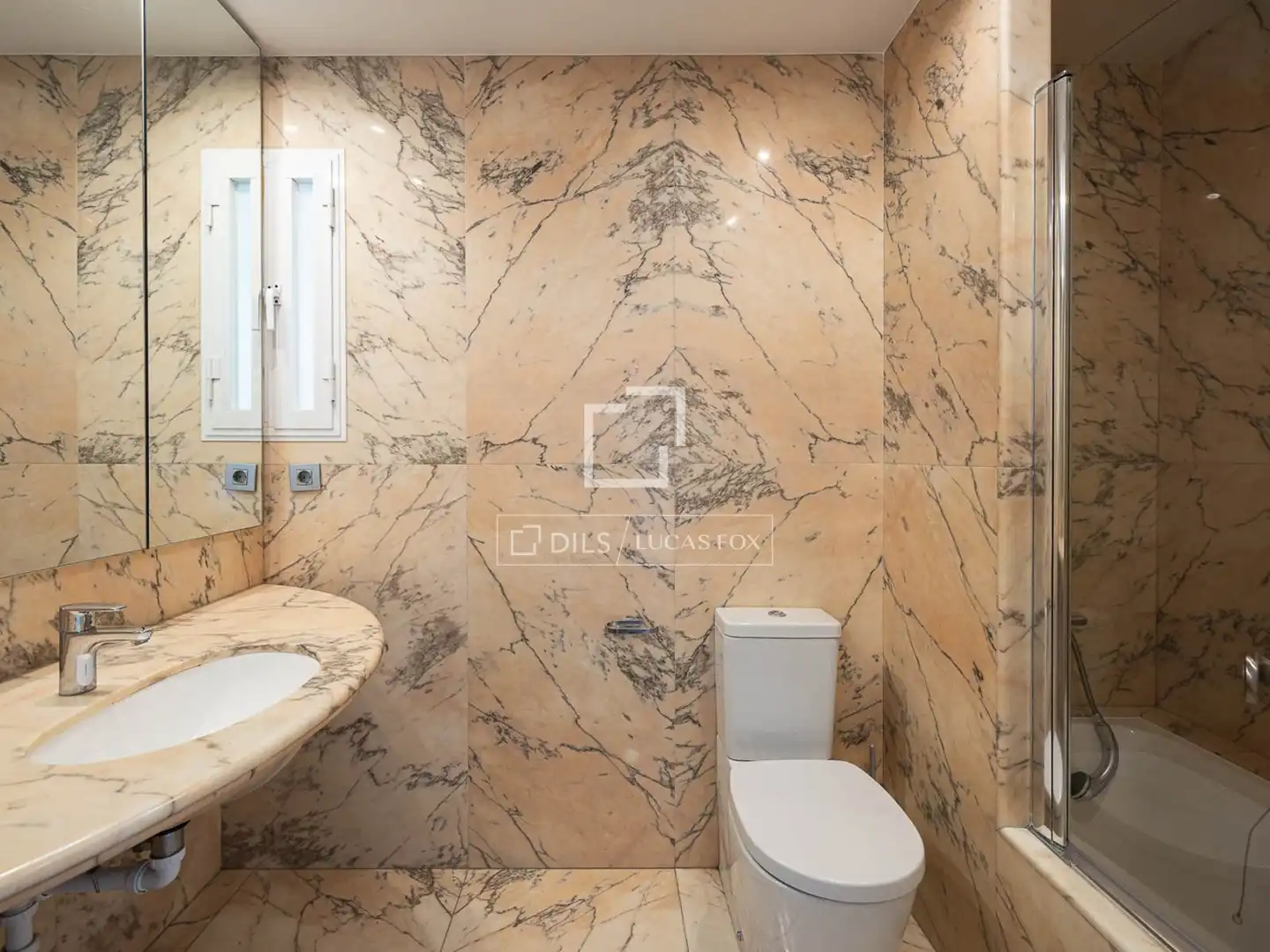 Badezimmer von Dachboden zum Verkauf in Barcelona mit Klimaanlage, Terrasse und Balkon