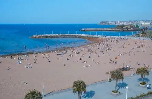 Vista exterior de Pis de lloguer en Gijón  amb Calefacció, Parquet i Moblat